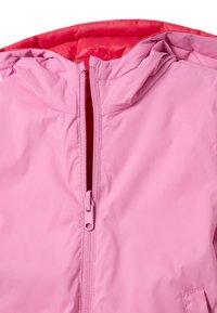 Chaqueta impermeable rosa con cremallera frontal, capucha y un forro interior de contraste. Textura suave sin patrones ni acentos visibles.