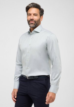 Lichtblauw gemusterd overhemd met een button-down kraag, lange mouwen en witte knopen, gecombineerd met donkere broek.