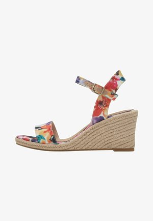 Blomstrede kilehæle med et multicolor mønster, der har en overdel af stof, åben tå, ankelstrop og en vævet jute platform.