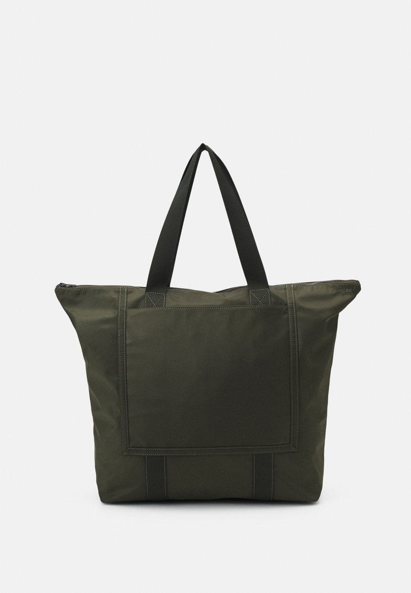 Grand sac fourre-tout vert foncé avec poignées noires, poche rectangulaire à l'avant et fermeture éclair en haut sur fond blanc.