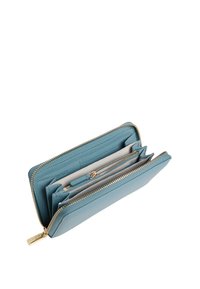 Jasnoniebieski portfel o strukturalnej fakturze, z złotym zamkiem błyskawicznym, wyposażony w liczne kieszenie na karty oraz bezpieczną kieszeń na zamek. Kompaktowy i elegancki design.