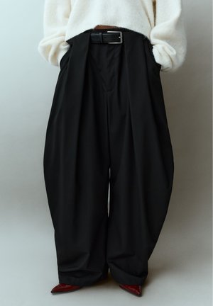 PULL&BEAR, HIGH-WAIST BARREL PLEATED WITH BELT - TROUSERS - Pantalon classique - black