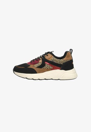 Zwarte, bruine en rode sneaker met mesh en luipaardprintaccenten, voorzien van een robuuste witte zool en textuurmaterialen. Rubberen zool.