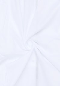 Witte stof, gladde textuur, licht gekreukt, met een eenvoudige uitstraling en zonder zichtbare patronen of accenten, die een zachte, vloeiende kwaliteit uitstraalt.