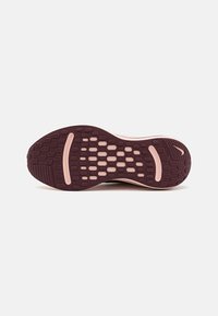 Idrettssko såle med et mønstret grep, i en m�ørk maroon farge og lette rosa detaljer langs kantene.