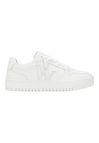 Baskets en cuir blanc à finition lisse, avec un design de logo distinctif sur le côté, bout rond et semelle en caoutchouc texturé.