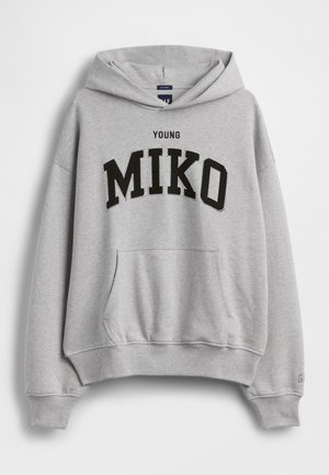 Ανοιχτογρίζο φούτερ με μπροστινή τσέπη και κουκούλα, με μαύρο κείμενο "YOUNG MIKO" στο κέντρο του στήθους.