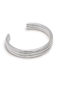 Bracciale in argento con quattro scanalature parallele, superficie liscia, design aperto e bordi arrotondati per una vestibilità flessibile.
