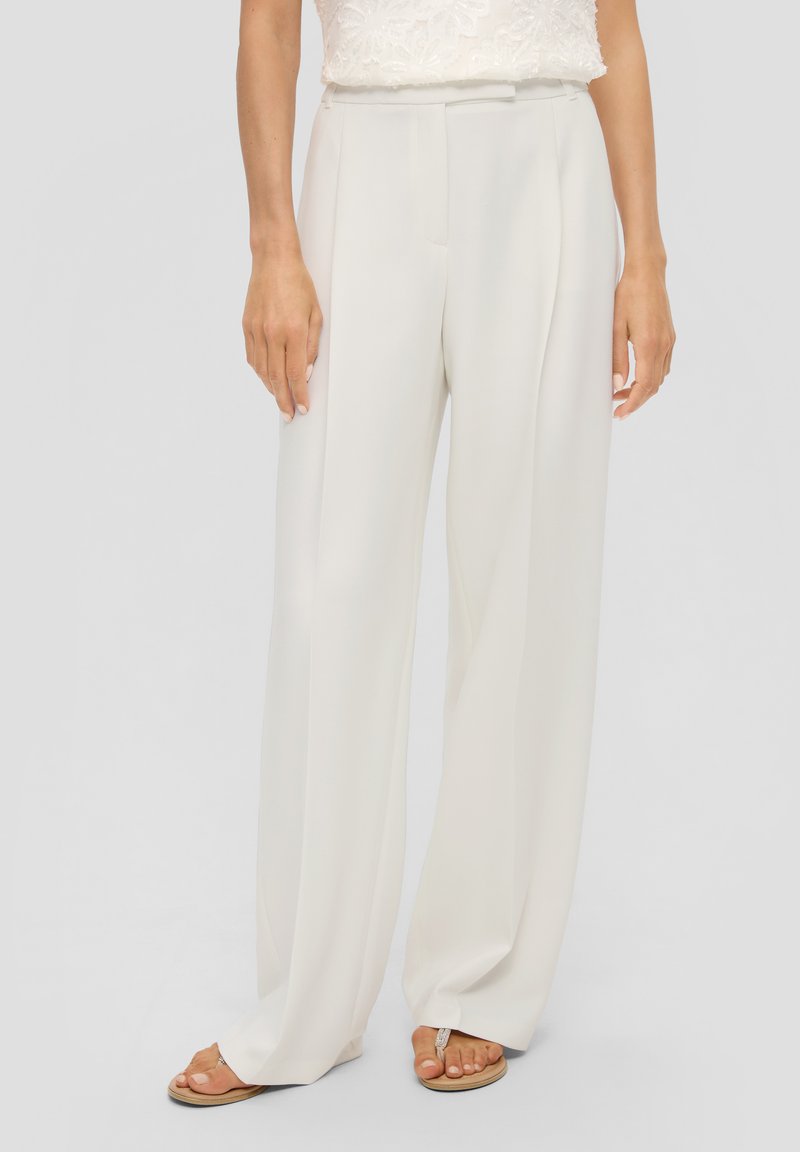 Białe spodnie o szerokich nogawkach, wykonane z lekkiego materiału, charakteryzujące się gładką teksturą, plisowanym przodem oraz dopasowanym krojem w talii.