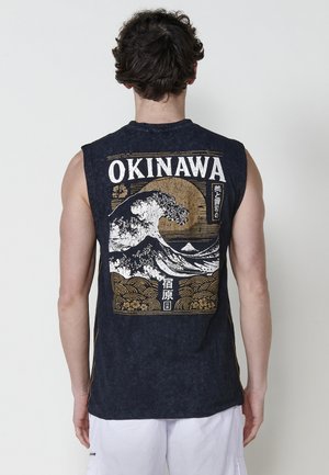 Tricou negru fără mâneci, cu un design mare alb și auriu în formă de val, textul „OKINAWA” și un material texturat cu detalii de cusături pe lateral.