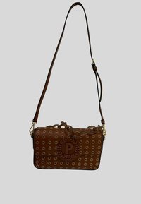 Borsa a spalla in pelle marrone con design a ritaglio circolare, accentuata da una catena dorata e un logo "P" prominente all'interno di un ghirlanda decorativa.