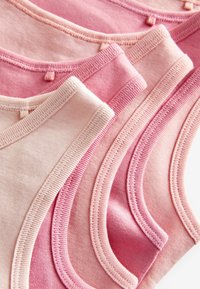 Set van katoenen tanktops in verschillende tinten roze. Heeft een zachte stof, ronde halslijnen en contrasterende stiksel langs de randen.