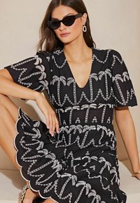 Lipsy BRODERIE SHORT SLEEVE PALM EMBROIDERED MIDI PETITE  - Denné šaty - black white