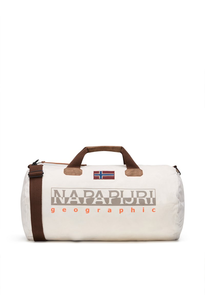 Hvid duffelbag med brune detaljer og håndtag. Har "NAPAPIJRI geographic" logo i grå og orange. Norsk flag på fronten. Lynlåslukning.