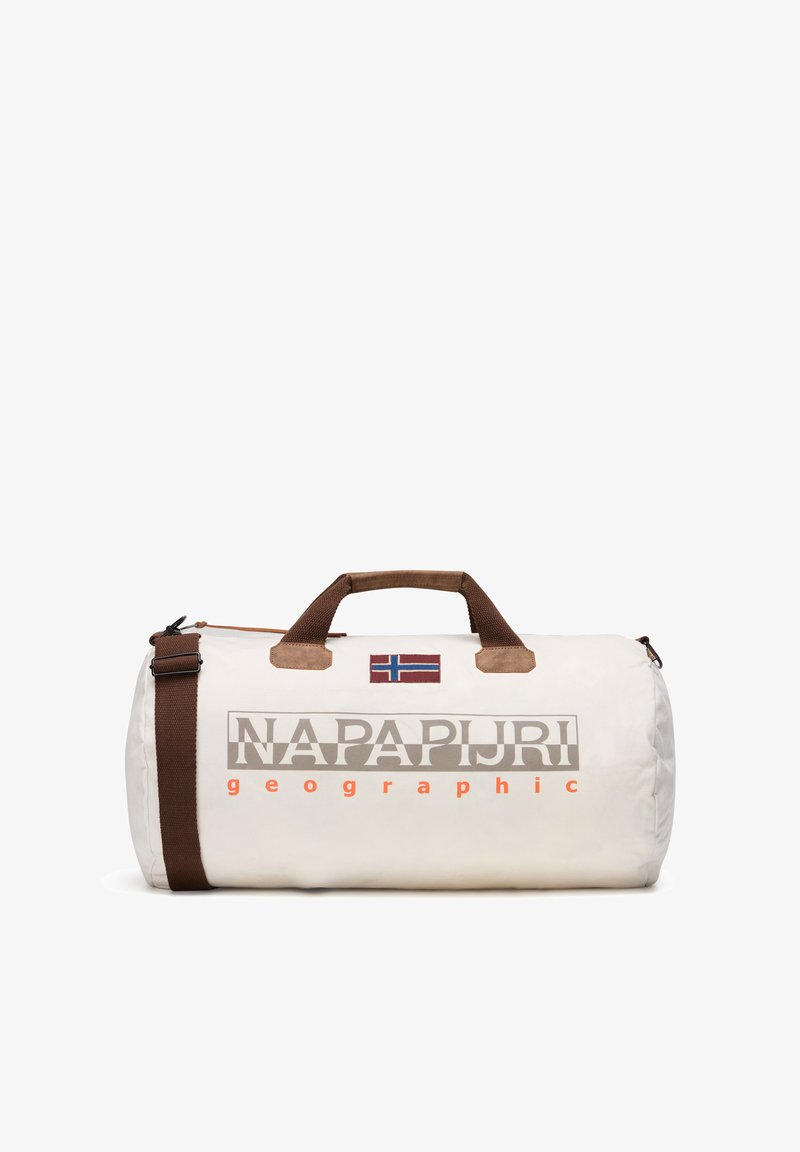 Hvid duffelbag med brune detaljer og håndtag. Har "NAPAPIJRI geographic" logo i grå og orange. Norsk flag på fronten. Lynlåslukning.