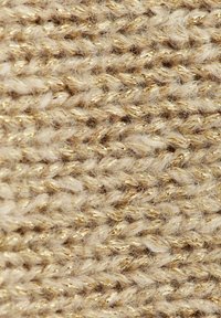 Tessuto di maglia in beige chiaro con fili dorati metallici intrecciati; la texture appare morbida e pelosa con un motivo di cucitura visibile.