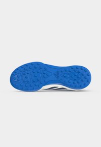 Μπλε λαστιχένια σόλα αθλητικού παπουτσιού Adidas με κυκλικά εξογκώματα πρόσφυσης και υφασμένο μοτίβο λαβής.