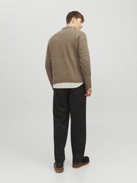 Jack & Jones JJEJACK CREW NECK SN - Pulover - otter