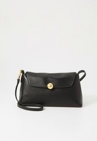 Zwarte leren clutch met een gouden ronde studs sluiting, plat ontwerp, verstelbare riem en een gladde textuur. Compact en minimalistisch stijl.