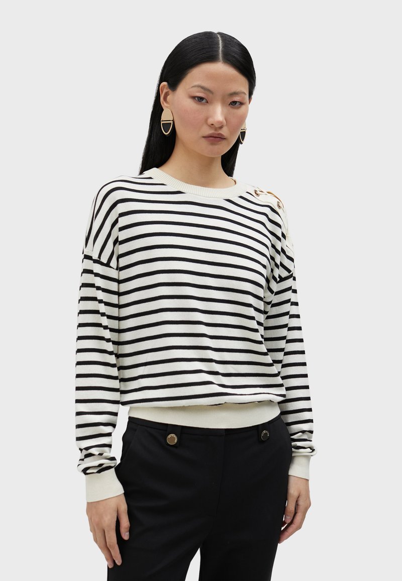 Gestreifter Pullover mit schwarz-weißem horizontalem Muster. Verfügt über einen Rundhalsausschnitt, ribbelige Bündchen und dekorative Knöpfe an der Schulter.
