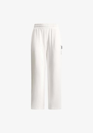 Vita sweatpants gjorda av mjukt material, med resårmidja och rak benform. Minimalistisk design med en liten logotyp som accent.