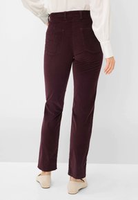 Bordeaux corduroy broeken met een rechte pijpdesign, textuurstof, achterzakken en een hoge taille, gecombineerd met lichte schoenen.
