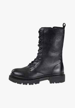 Bota de combate negra de cuero con diseño de cordones, parte superior texturizada, caña alta y suela resistente. Cuenta con una lengüeta en el talón.