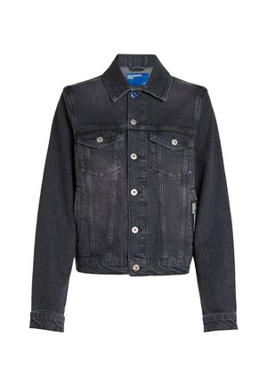 Veste en denim noir avec fermeture à boutons, deux poches à rabat sur la poitrine, manches longues et col, présentant un léger effet délavé subtil.