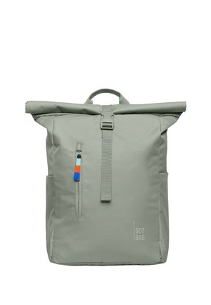 Sac à dos roll-top gris clair fabriqué en tissu durable. Comprend une poche zippée à l'avant, des poches latérales et une poignée sur le dessus. Logo à l'avant.