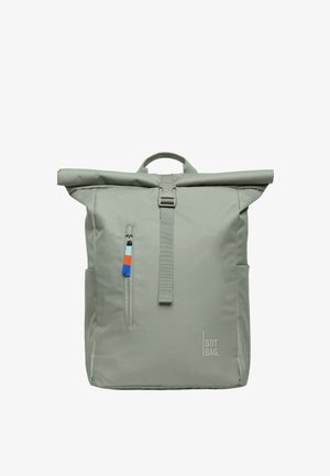 Zaino roll-top grigio chiaro realizzato in tessuto resistente. Presenta una tasca anteriore con zip, tasche laterali e una maniglia superiore. Logo sul davanti.
