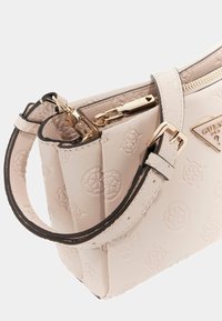 Borsa a tracolla in finta pelle texturizzata rosa chiaro con hardware dorato, dotata di chiusura a zip e tracolla removibile, con motivo floreale in rilievo.