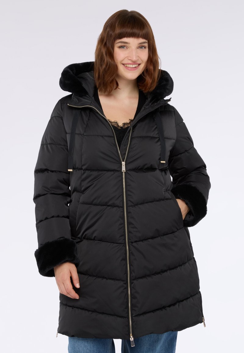 Schwarze Daunenjacke mit Kapuze, ausgestattet mit einem Reißverschluss vorne, Seitentaschen und Fäustlingen aus Kunstpelz. Strukturierter, gesteppter Design mit glänzender Oberfläche.
