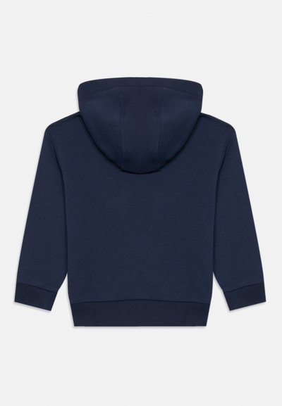 Sudadera azul marino con capucha, con mangas largas, puños y dobladillo acanalados, textura suave y sin logos ni adornos visibles.