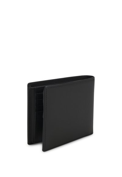 Portefeuille bifold en cuir noir partiellement ouvert montrant plusieurs emplacements pour cartes à l'intérieur sur fond blanc.