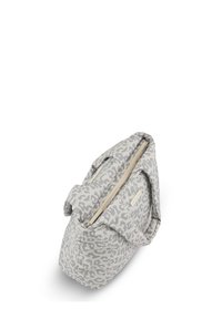 Sac fourre-tout en tissu imprimé léopard gris et blanc avec fermeture éclair supérieure et poignées courtes, vue légèrement inclinée sur fond blanc.