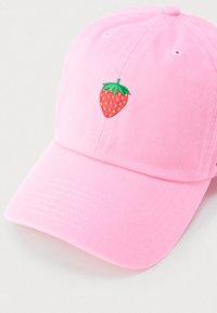 Ροζ μπέιζμπολ καπέλο από βαμβακερό ύφασμα με κεντημένο σχέδιο φράουλας με πράσινα φύλλα, τοποθετημένο στο μπροστινό μέρος.