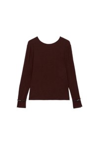 Maglietta a maniche lunghe marrone scuro con scollatura rotonda e piccole fibbie nere vicino ai polsini di entrambe le maniche, stesa su sfondo bianco.