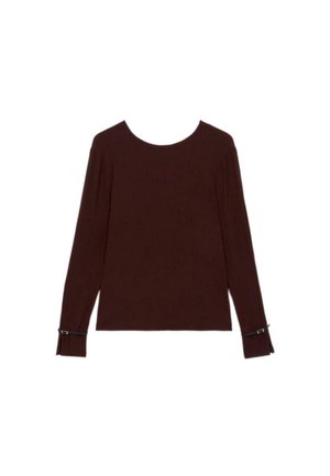 Dunkelbraunes Langarmoberteil mit Rundhalsausschnitt und kleinen schwarzen Schnallen an den Bündchen beider Ärmel, flach auf weißem Hintergrund ausgelegt.