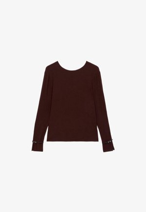 Top de manga larga marrón oscuro con cuello redondo y pequeñas correas negras con hebillas cerca de los puños en ambas mangas, en posición plana sobre un fondo blanco.