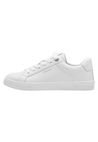 Baskets en cuir blanc avec lacets plats, bout arrondi, semelle en caoutchouc texturé et design minimaliste. Logo discret sur le côté.