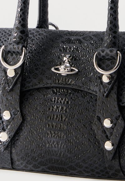 Μαύρη υφασμάτινη δερμάτινη τσάντα με ασημένιο λογότυπο πλανήτη Κρόνου, δύο χέρια, ασημένιους κρίκους και διακοσμητικές τρουκς στο λουρί.