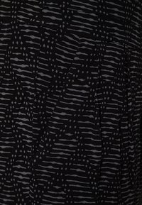 Svart tyg med ett mönster av tunna, böljande linjer och diamantformer i grå nyanser, med en mjuk textur och en subtil glans.