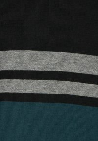 Stickad tröja med svart, grå och turkos horisontella ränder. Texturerad tyg med en slät yta. Justerbar passform med standardkrage.