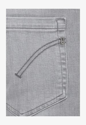 Tasca posteriore dei jeans in denim grigio con doppia cucitura curva e un piccolo emblema metallico a forma di lettera "D" nell'angolo in alto a destra.