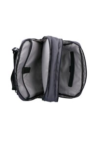 Sac à dos gris ouvert avec trois compartiments principaux, poche rembourrée pour ordinateur portable et poche intérieure avec fermeture éclair, présenté sur un fond blanc.