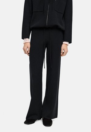 - Spodnie materiałowe