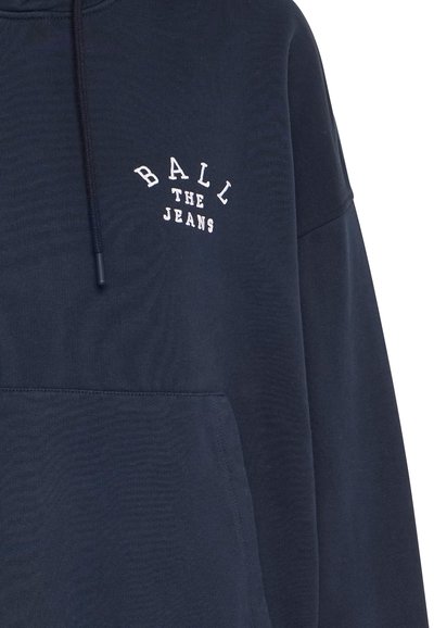 Felpa con cappuccio di colore blu navy in cotone, con tasca frontale. Presenta testo ricamato bianco con la scritta "BALL THE JEANS" sul petto.