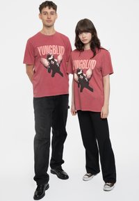 Paradiso Clothing YUNGBLUD WINGS LOGO SNOW WASH - Print T-shirt - red