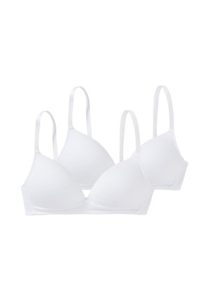 Deux soutiens-gorge sans fil blancs unis avec des bretelles fines réglables, des bonnets légèrement rembourrés et une finition lisse, disposés côte à côte.