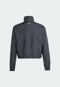 Veste légère noire avec col montant, poignets et ourlet élastiques, vue de dos avec le texte « AEROREADY » sous le col.